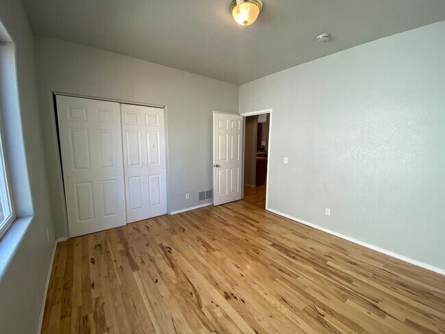 Building Photo - 5 Bedroom/ 3 Bath Home