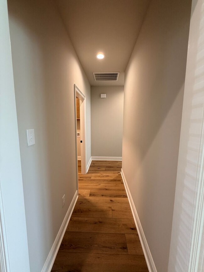 Building Photo - 816 Venecia Dr