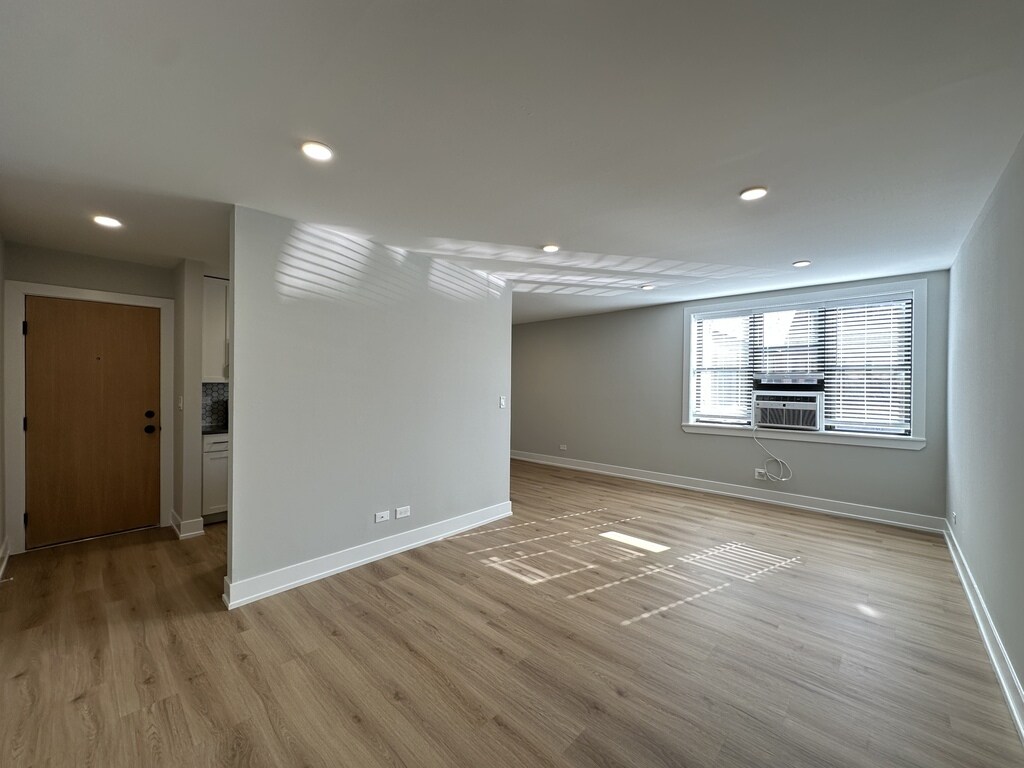 Building Photo - 535 W Aldine Ave