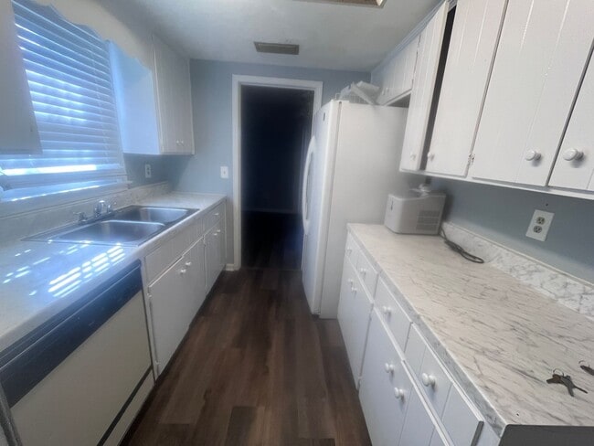 Building Photo - Great Location