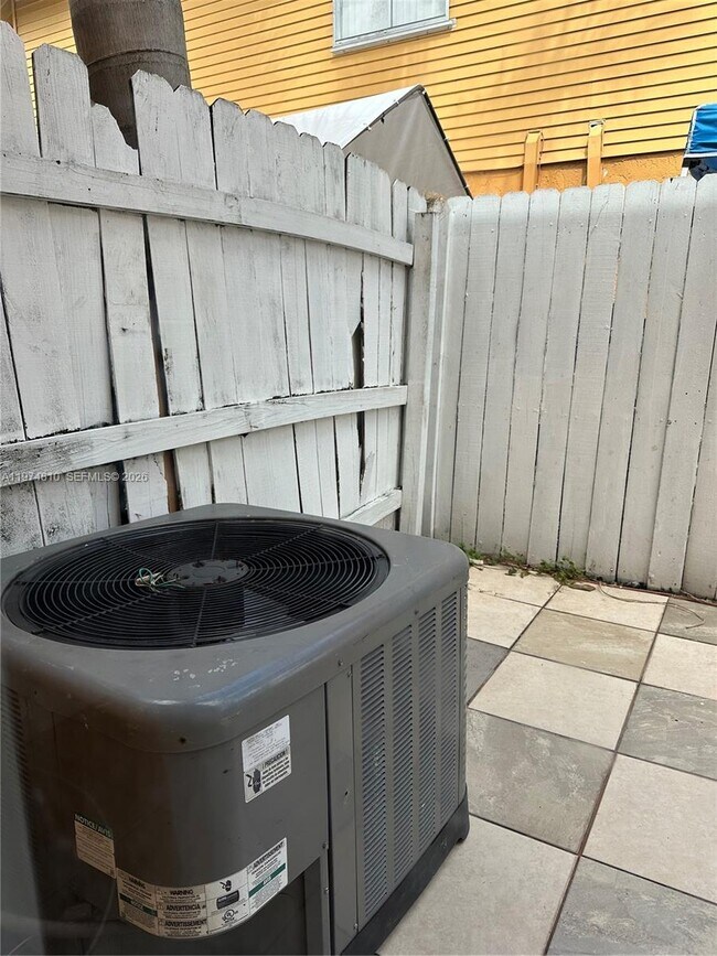 Building Photo - 65 NE 12th Ave