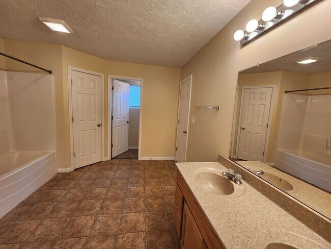 Building Photo - Large 5 Bedroom Home & Pets Welcome*