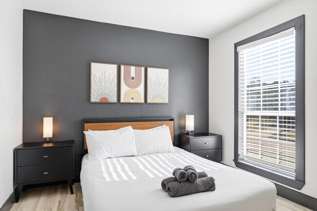 Building Photo - 6440 Knoll Ridge Dr