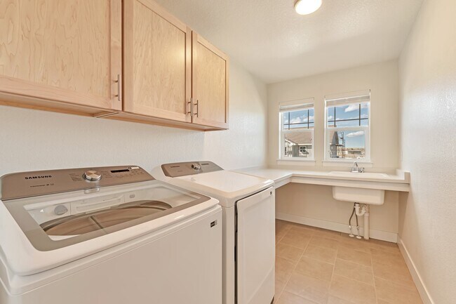 Building Photo - 394 Blackfoot St