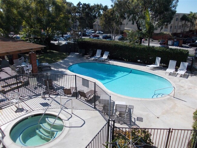 Building Photo - $2,500 - 2 Bed / 2 Bath Condo in East Clai...