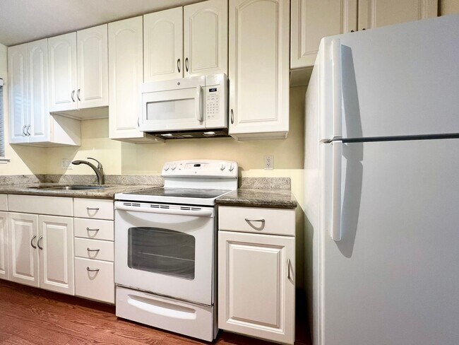 Building Photo - Renovated 2 Bed/1.5 Bath Townhouse in Park Pacifica with GARAGE!