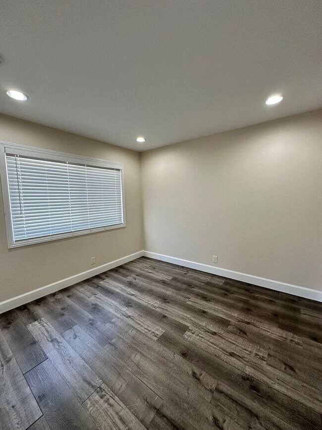 Building Photo - Costa Mesa Upgraded 4 bed 2 bath House in Prime location