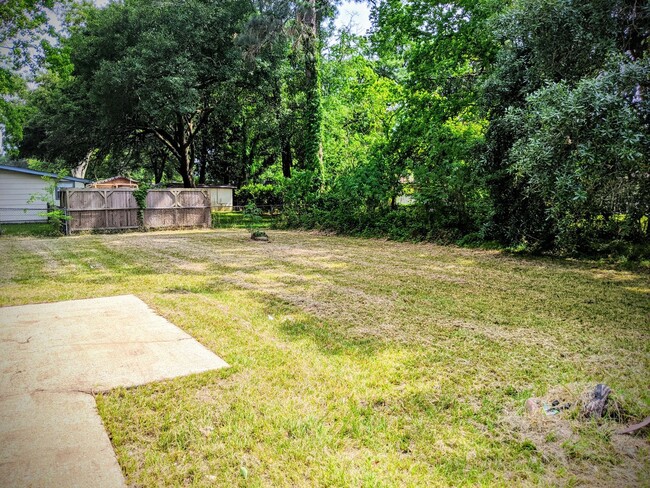 Building Photo - Quaint 3/2 off Johnston St.- Big Backyard!...