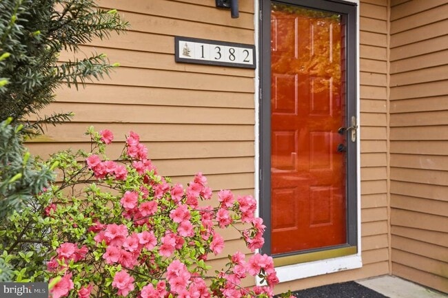 Building Photo - 1382 Almond Dr