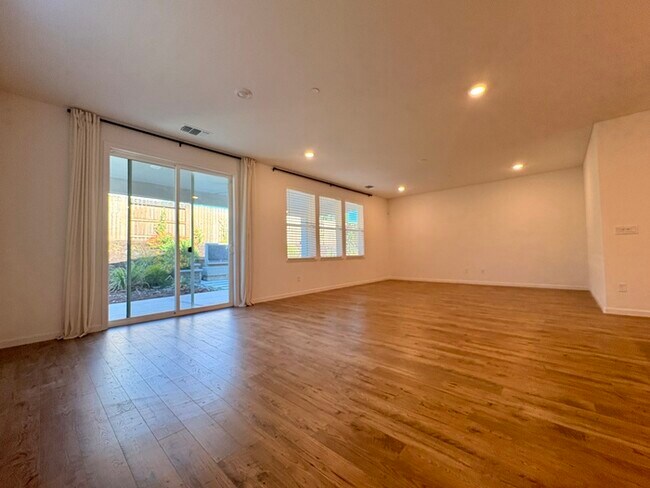 Building Photo - Beautiful Solar Home For Rent in Lincoln