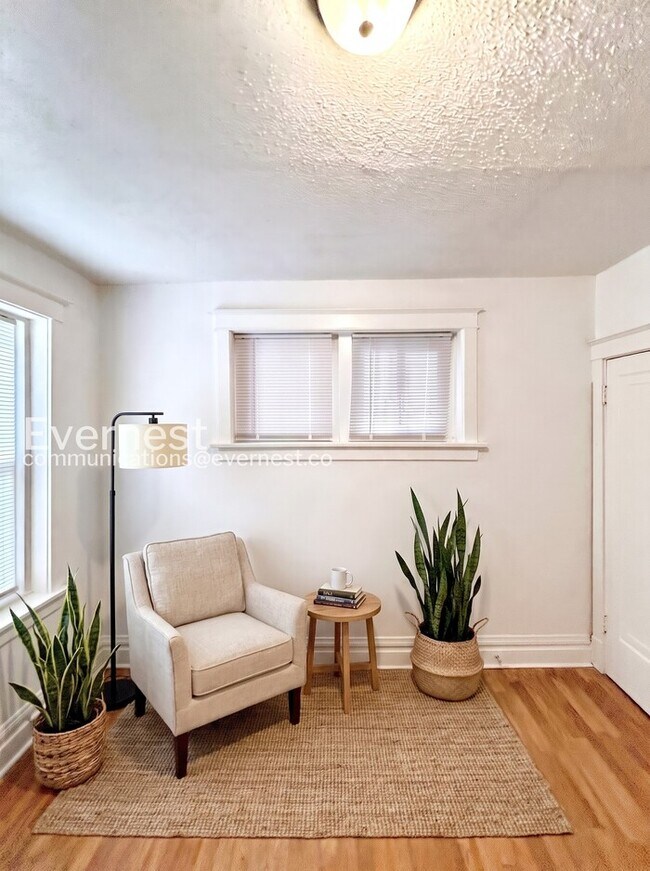 Building Photo - 2 Bed/1 Bath Townhome with Balcony / Pet-Friendly / Vouchers Accepted / Available Soon!
