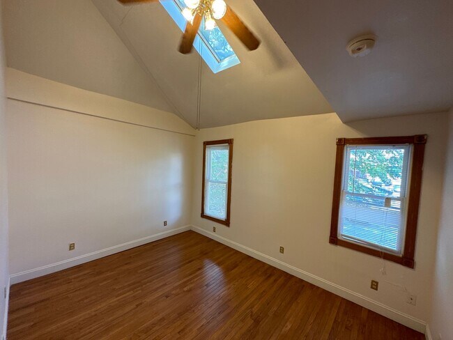 Building Photo - Highland 1557-1559 1557HSLLC
