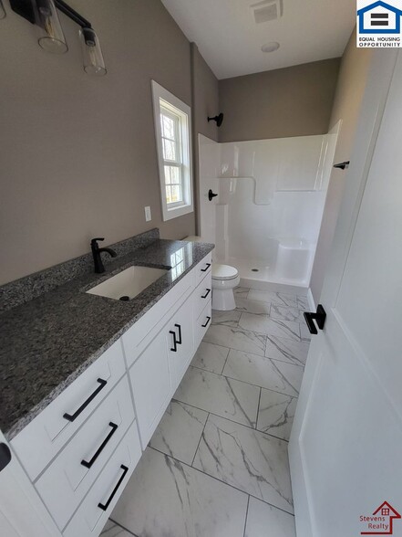 Building Photo - 165 Lakeshire Dr