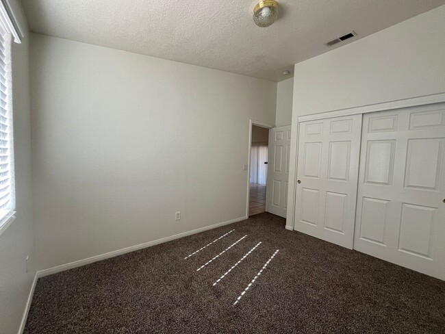 Building Photo - 3 bedroom 2 bath Apple Valley Home Availab...