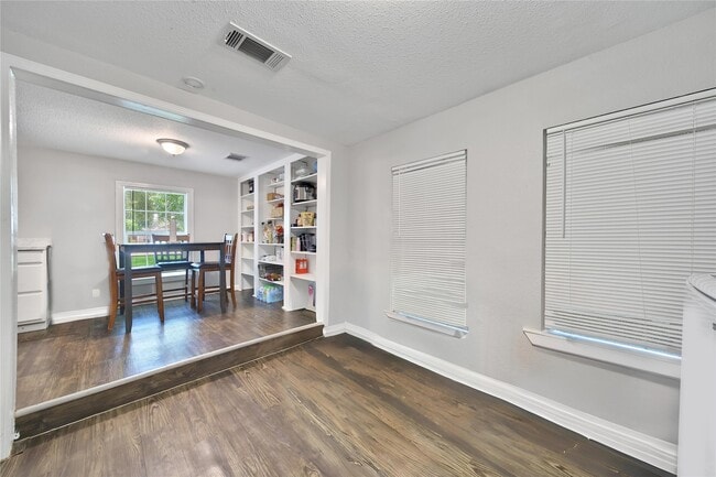 Building Photo - 1606 W 8th St