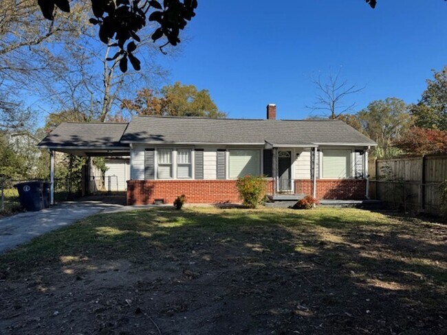 Primary Photo - Charming 2-bedroom home available now in E...