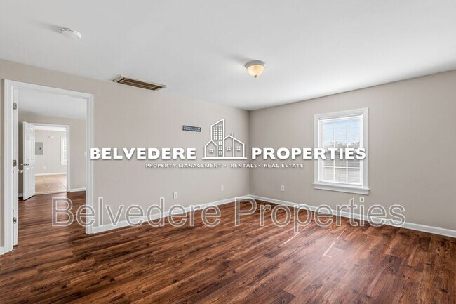 Building Photo - 611 W Green Dr