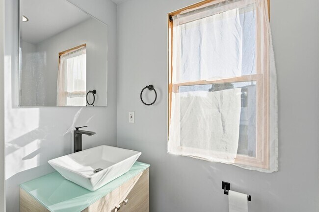 Building Photo - 820 46th St