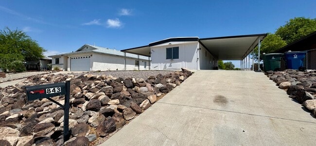 Building Photo - Cute Cozy and Centrally located