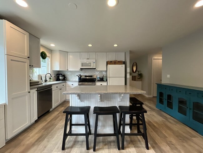 Building Photo - Charming Home Near Nike Campus with Vaulted Ceilings & Updated Kitchen