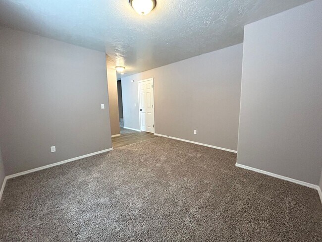 Building Photo - Modern Layout, Private Backyard, Prime Location |3 bed 2.5 bath Home in Nampa