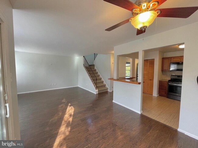 Building Photo - 7 N Hill Dr