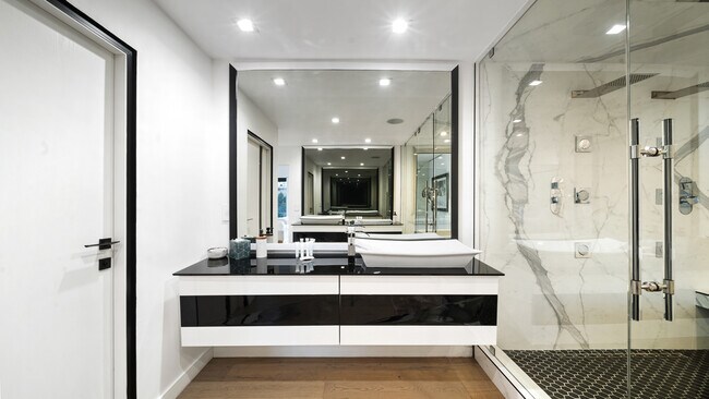 Building Photo - 1623 Viewmont Dr