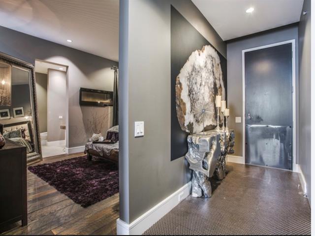 Building Photo - 2408 Victory Park Ln