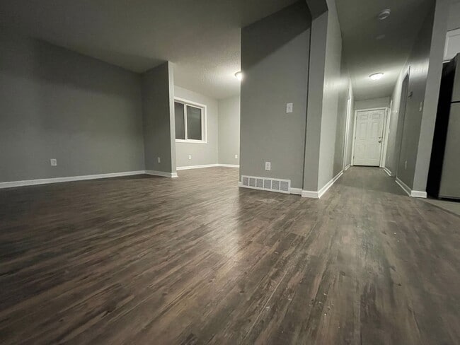 Building Photo - Amazing 5 Bedroom 2 Bathroom Home in South Minneapolis!