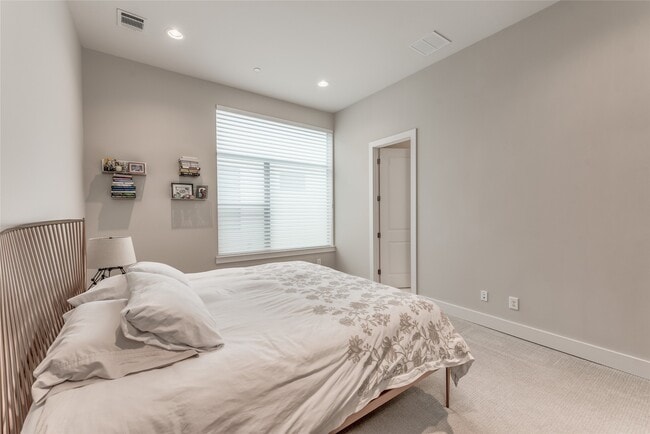 Building Photo - 1004 California St