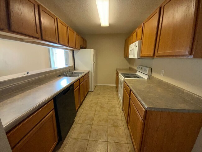 Building Photo - 3 Bedroom 2 Bathroom Duplex