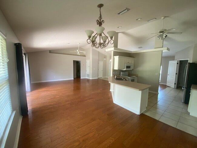 Building Photo - 6568 Fern St