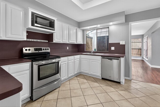 Building Photo - 6110 Gallant Forest Dr