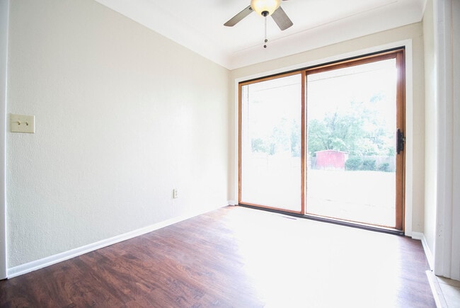 Building Photo - 3001 Edgebrook Dr