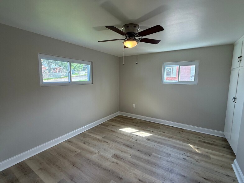 Building Photo - 733 Memory Ln