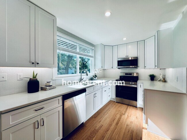 Building Photo - Attractive Overland Park Home w/ Wood Floo...