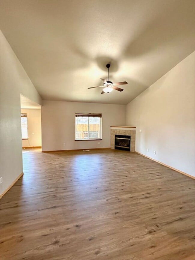 Building Photo - Lovely SE Single Story 3 Bedroom Home with Office!