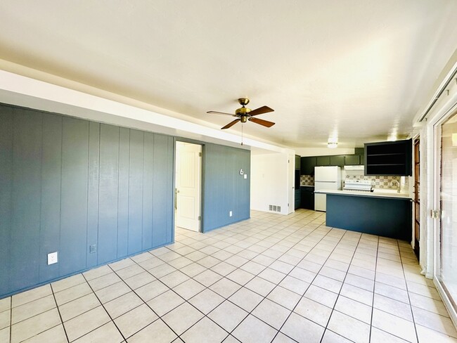 Building Photo - 2 Bedroom 1.5 Bath in Desired Area w/ Fenc...