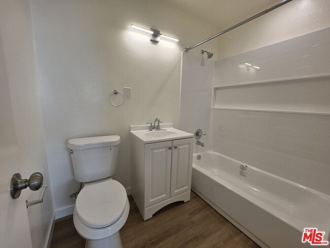 Building Photo - 2400 Vanderbilt Ln