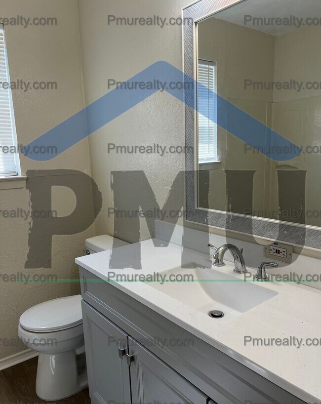 Building Photo - AVAILABLE NOW!!! Charming 3 Bed 1.5 Bath i...