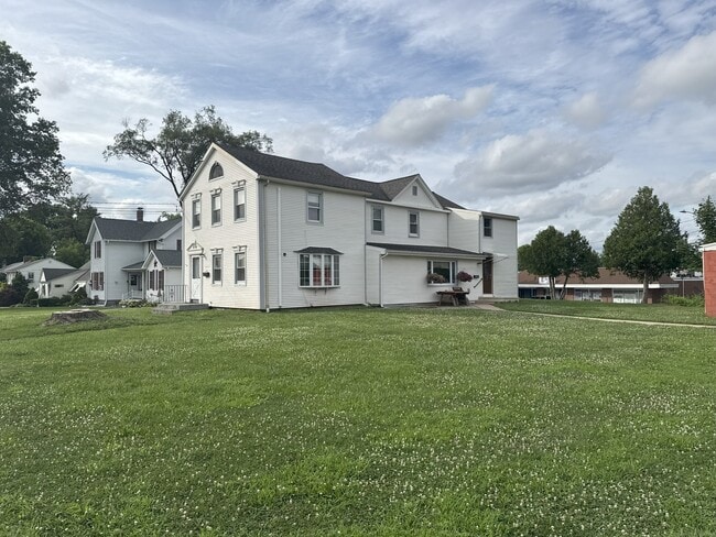 Primary Photo - 1403 Farmington Ave