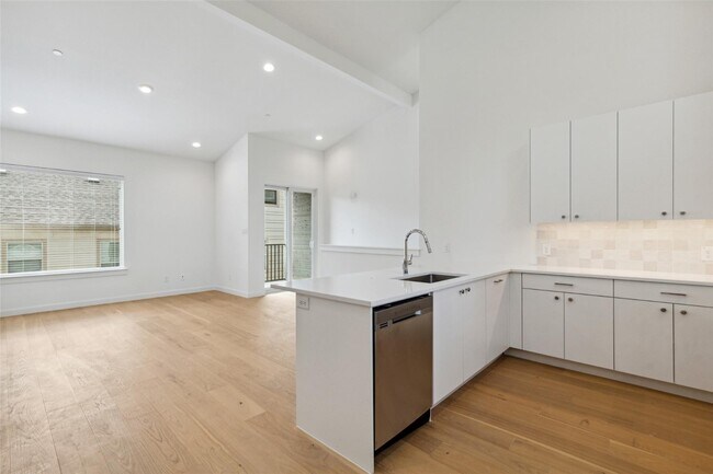 Building Photo - 6144 Oram St