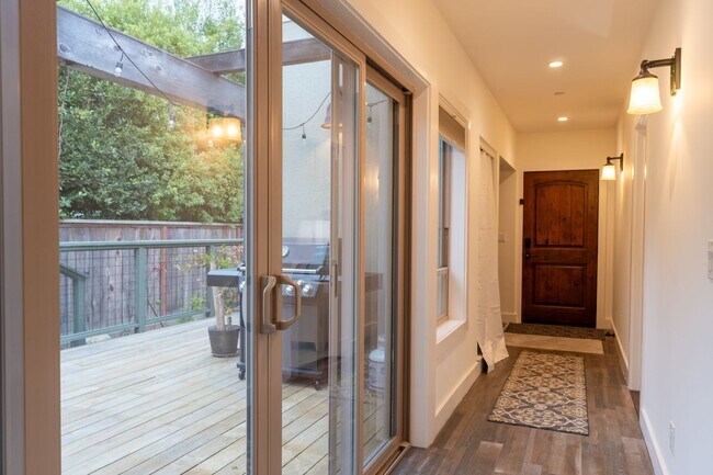 Building Photo - Forest Avenue Hideaway