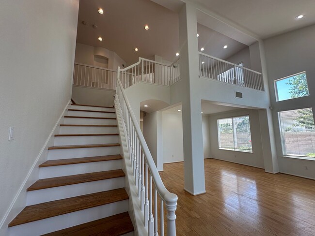 Building Photo - Stunning Executive Home in Gated Community