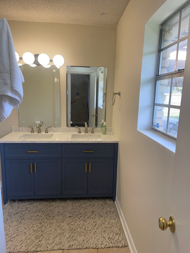 Building Photo - 604 Kees Cir