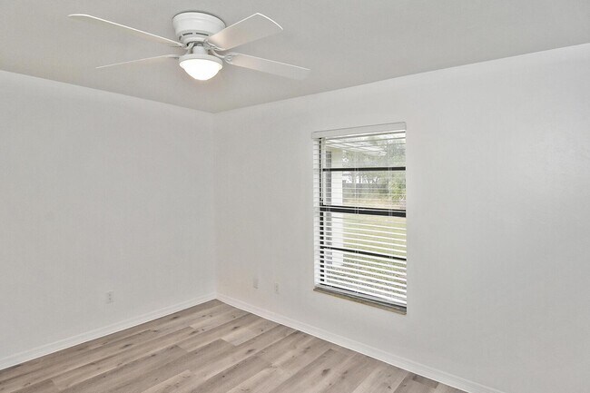 Building Photo - 1202 E 7th St