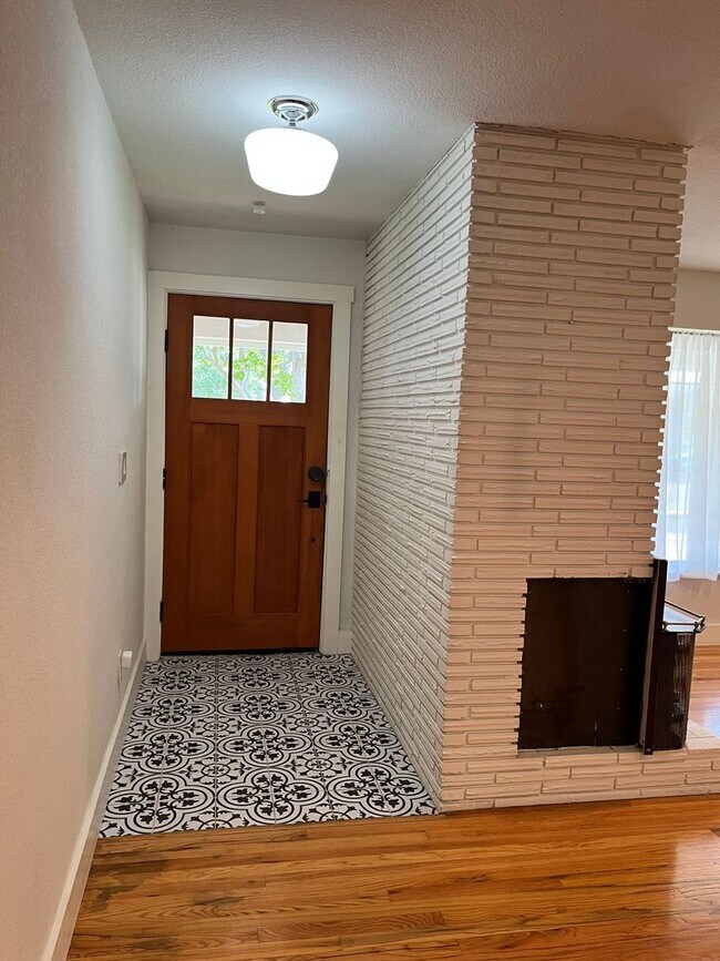 Building Photo - Charming Winters Home