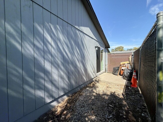 Building Photo - 5921 SE 83rd Ave