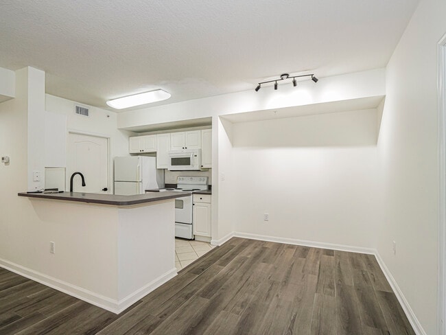 Building Photo - 5090 Fairways Cir