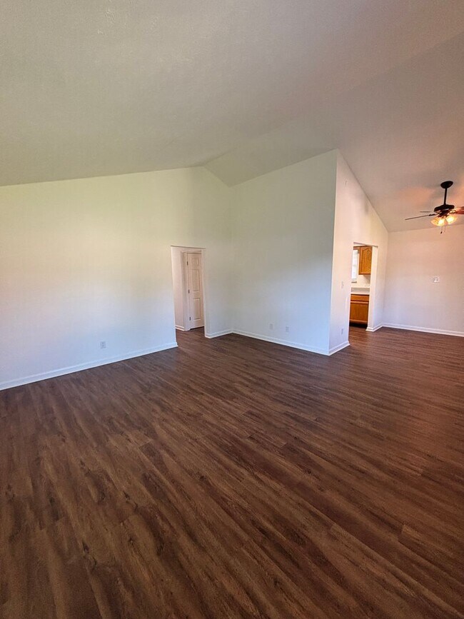 Building Photo - Freshly Renovated Cottage!